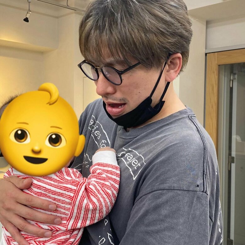 美容室でお子さんを抱っこしながら、あたふたした表情のりんたろー。さん