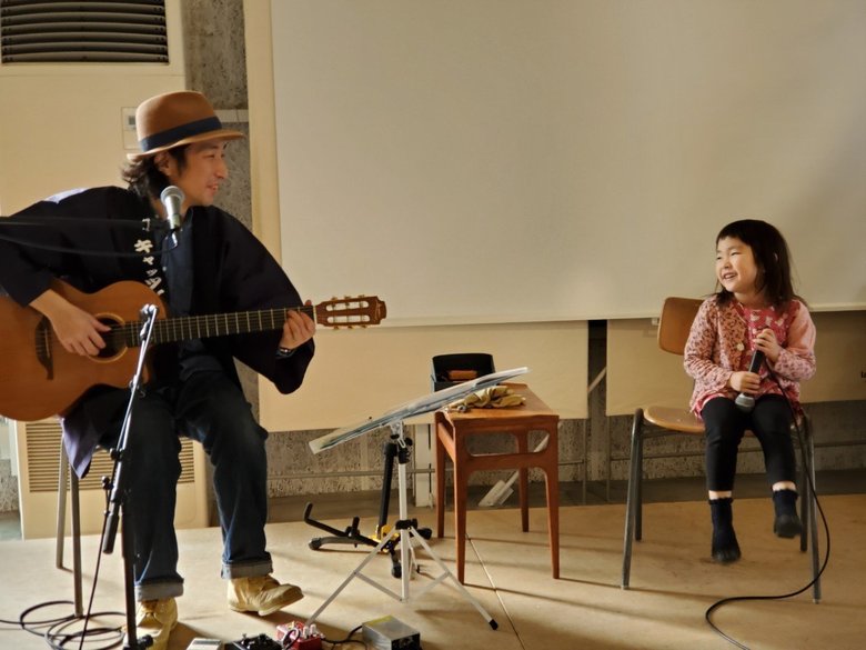 マイクを握る姿も様になっています