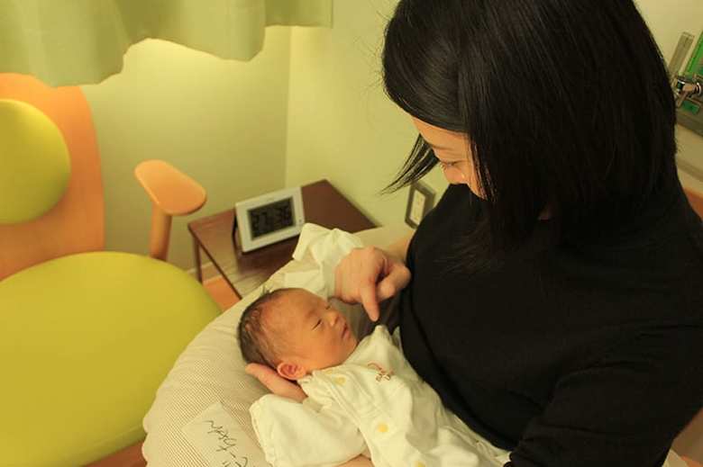 荒絵里さんのInstagramより　生後11日、GCU（新生児回復室）の授乳室で愛子ちゃんを抱く絵里さん