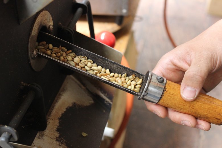 焙煎風景。コーヒー豆が徐々に褐色に変化していく