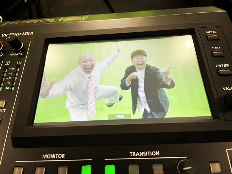 コロナで家族との対面も制限されるなか、リモートでの介護レクで少しでも笑いを届けたいと活動を続けるレギュラーのお二人（松本さんのInstagramより）