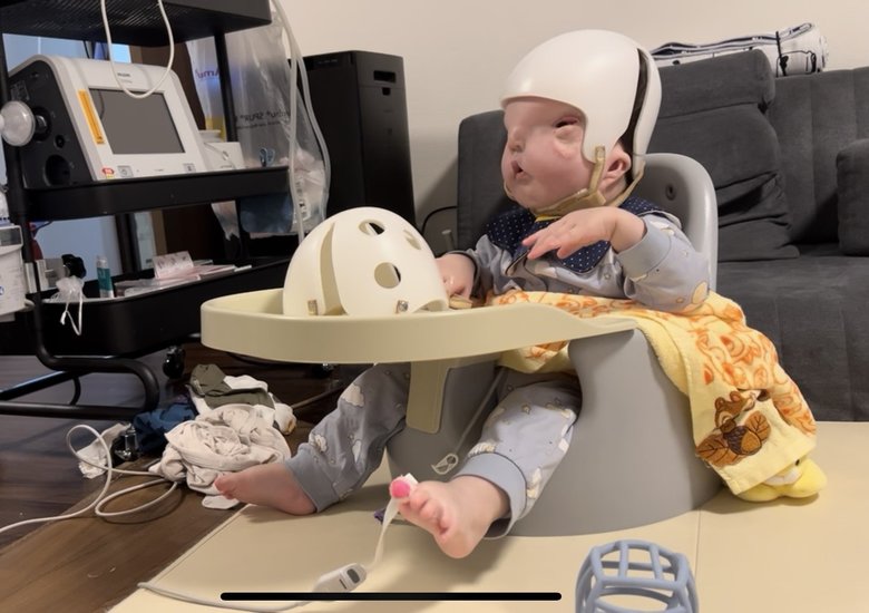 1歳3か月。ヘルメットとお座りの練習中