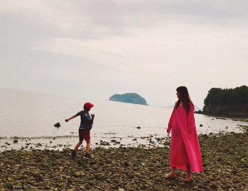 海辺で長男と一緒のスザンヌさん(本人のインスタグラムより)