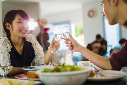 浮気相手と楽しそうに食事を楽しむ夫の画像