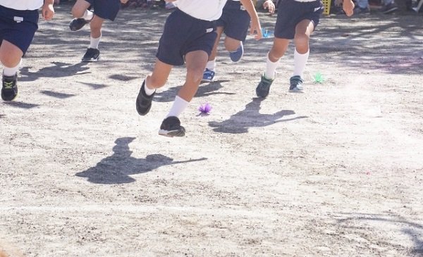 運動会の服装に悩む女性の画像