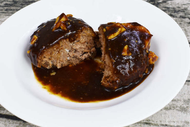 セブンイレブンのおすすめおかず「金の直火焼ハンバーグ」の実物画像