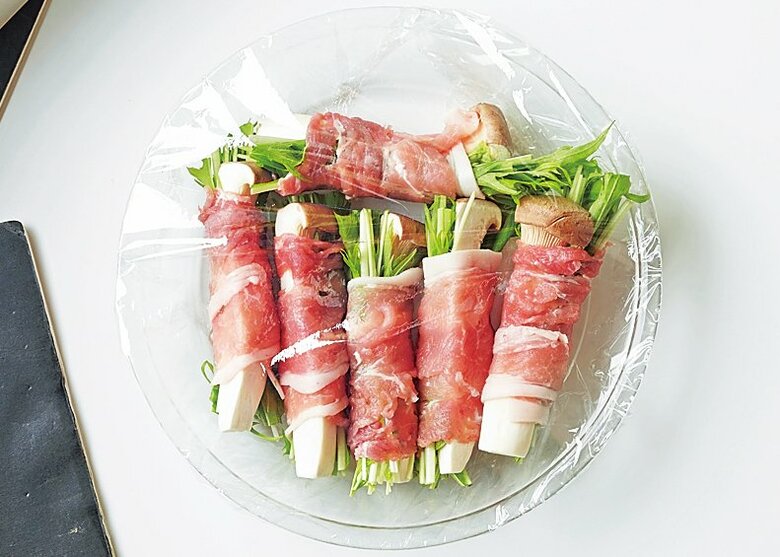 残りも同様に作り、耐熱皿に並べてラップをし、電子レンジで3分ほど加熱する。肉巻きを裏返してさらに1〜2分加熱する。