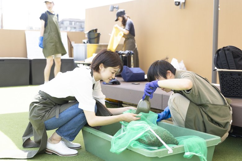 農園でスタッフとともに農作業を行う小林さん