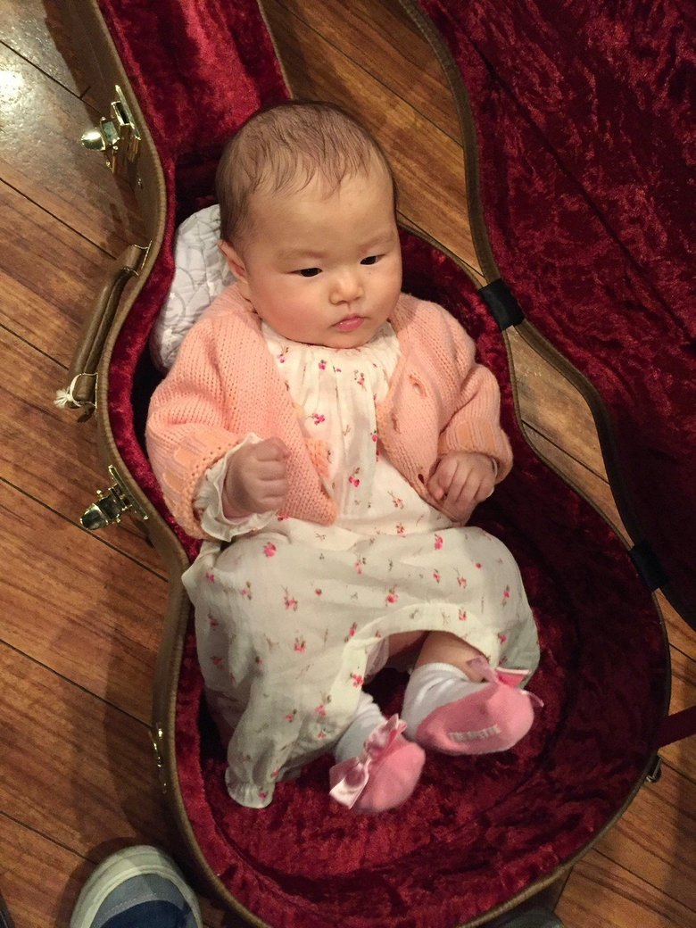 祖父は坂本龍一さん、祖母は矢野顕子さんという音楽一家に生まれた「なまこちゃん」