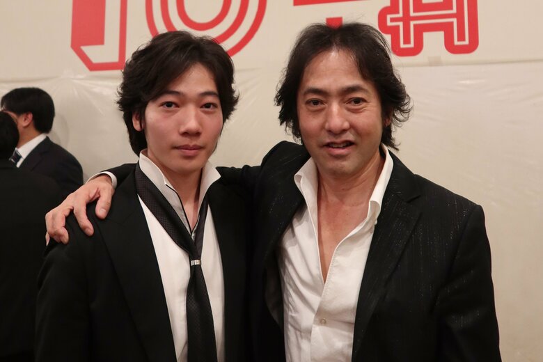ピアニストとしてデビューした秋川さんの長男の風雅さんと親子ショット