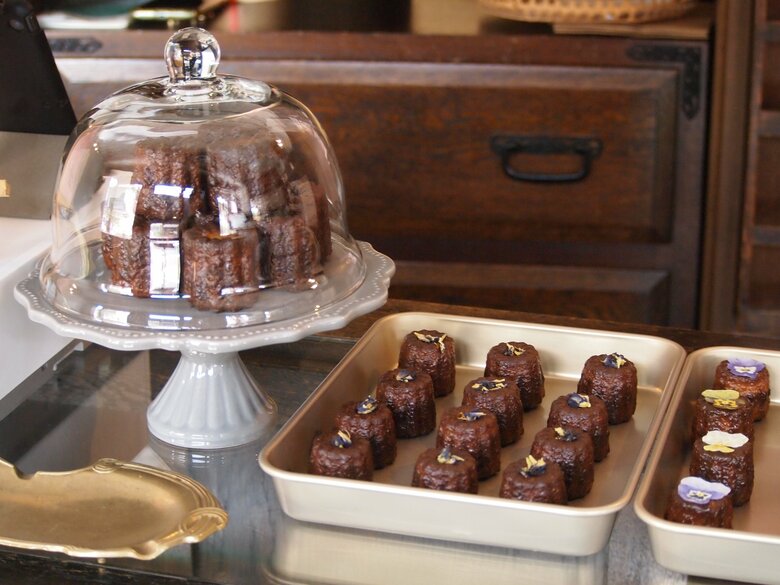 店に並ぶカヌレ