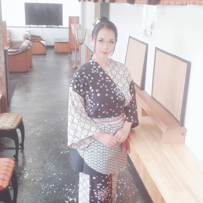 飲食店兼旅館の女将時代、自作のおしゃれ作務衣がよく似合う