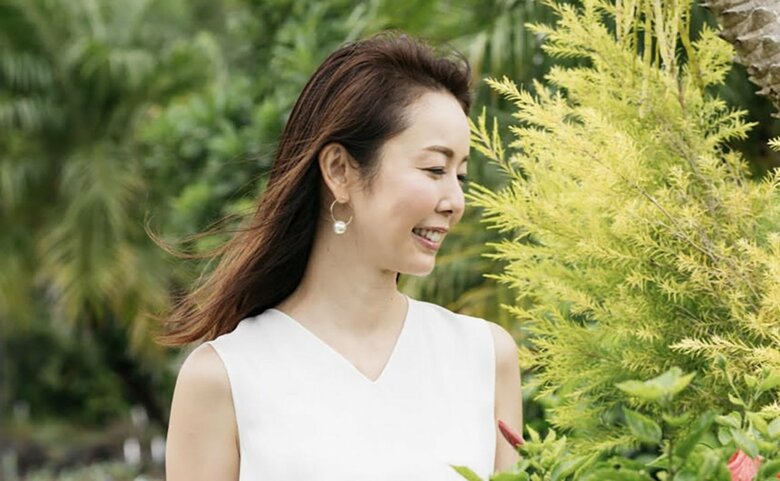 ハーブ園でリラックスした笑顔を見せる宮崎さん