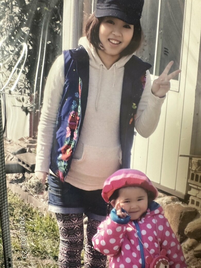 ゆいなさんを妊娠中の蓬郷さん。長女のここなさんと一緒に