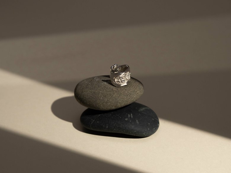 片耳タイプのイヤカフも展開