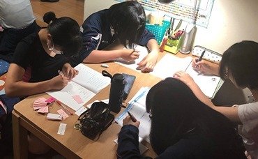 「寺子屋こやや」で学ぶ子どもたちの様子