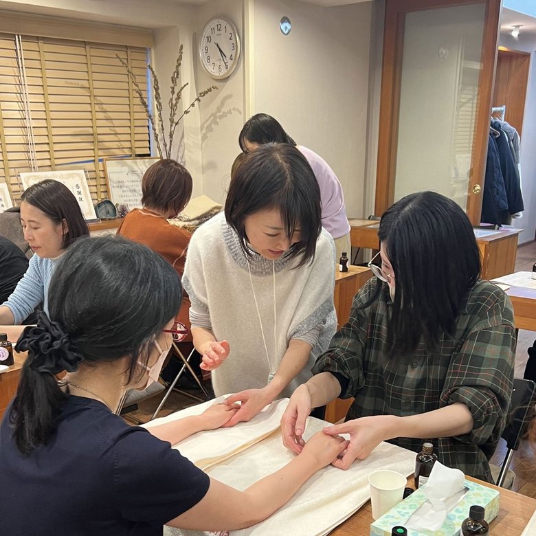 2006年に設立した植物療法スクールでは自ら教壇に立っている