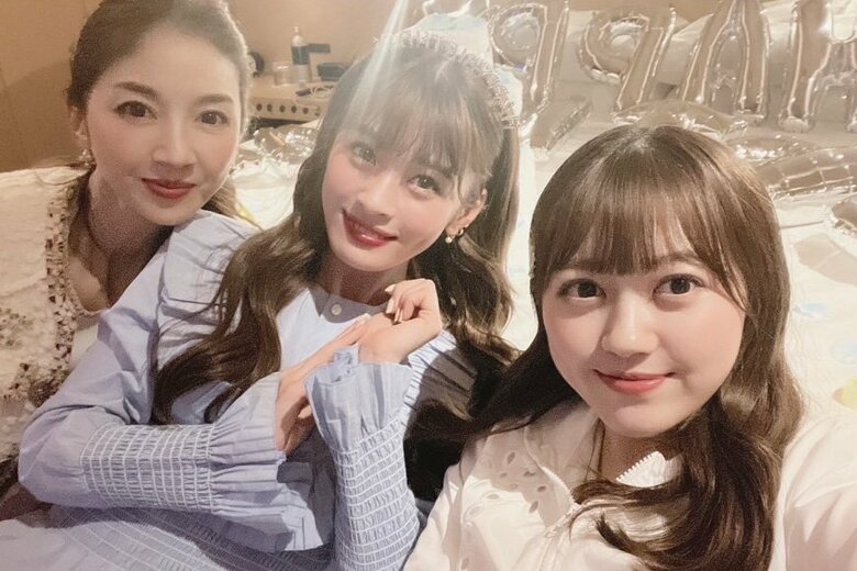 まるでお姫様！母の十和子さん（左）、憂樹さん（中央）、妹（右）の美女揃いショット