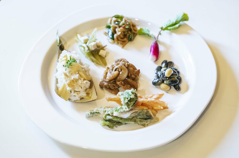 枝元さんがレシピを考えたワンプレートランチは野菜の葉もそのまま使う