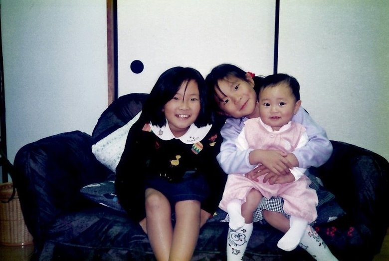 笑顔に面影が！妹さんたちとくつろいだ様子の幼少期の愛さん