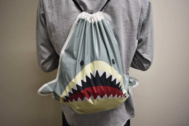 衣替えが済んだ洋服などを詰めこめば、あっというまに可愛いぬいぐるみに変身。収納も同時にできるので一石二鳥です。そのほかにも、濡れた水着やタオルを持ち運ぶときにも重宝しそうなセリア「ビニールナップサック サメ」。完全防水ではないので、ある程度水分を切ってからナップサックに入れてくださいね。