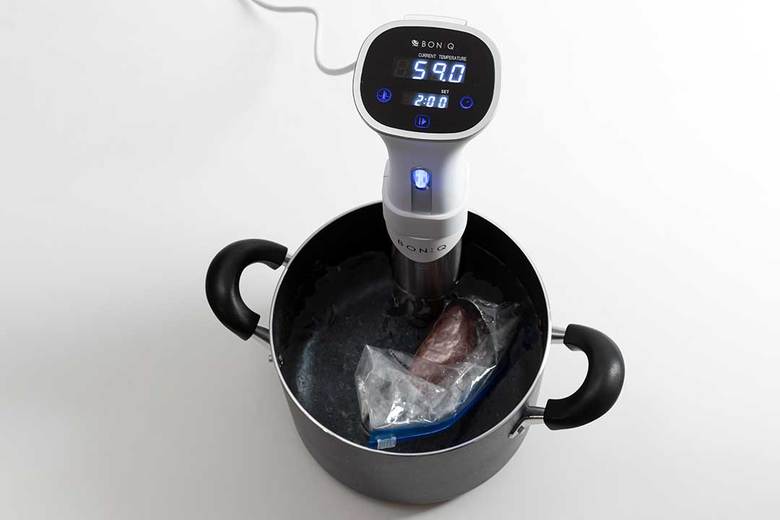 ▲使用する鍋は15cm以上の深さが必要。本体の先端にモーターが入っており、鍋のなかのお湯を滞留させて温度を一定に保つ。