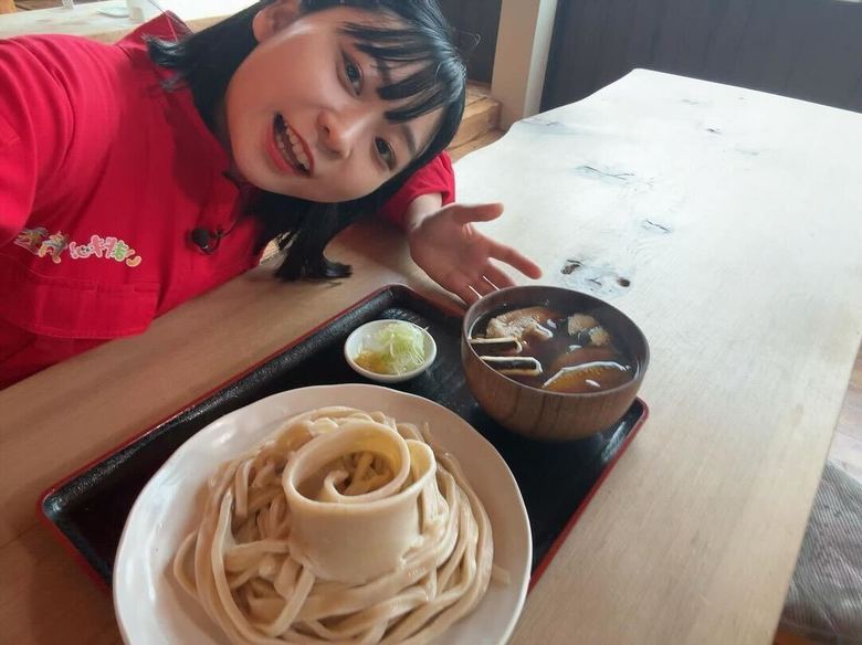 芸人としても、テレビ埼玉『いまドキッ！埼玉』にレギュラー出演し、出身地を盛り上げています（アンゴラ村長Instagramより）