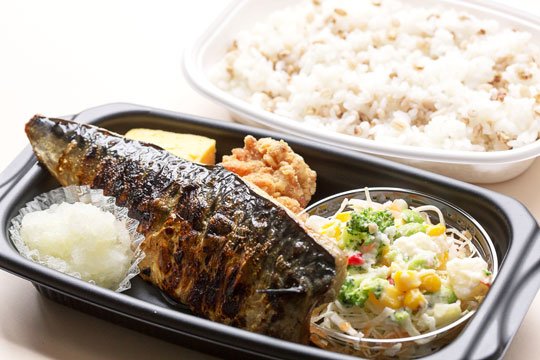 プラスべジさば塩焼き弁当+もち麦ごはん 620円（税込）