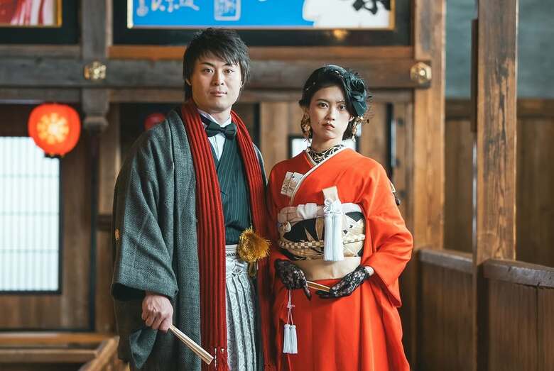 夫婦で結婚記念に写真を撮って