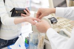 「お釣りが多くてラッキー！」黙っていたら罪に問われるか【弁護士に聞く】