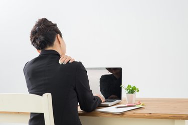 家事育児や仕事の合間にも…働くママがやってる「簡単・肩コリ解消法」