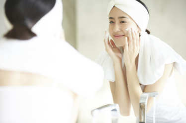 乾燥・黒ずみ・くすみ…クレンジングを変えるだけで潤うツヤ美肌