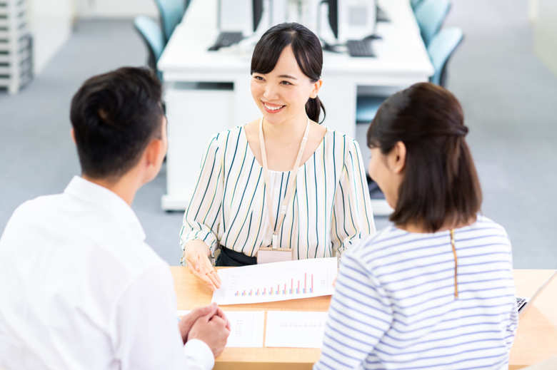 住宅購入の相談をしている夫婦