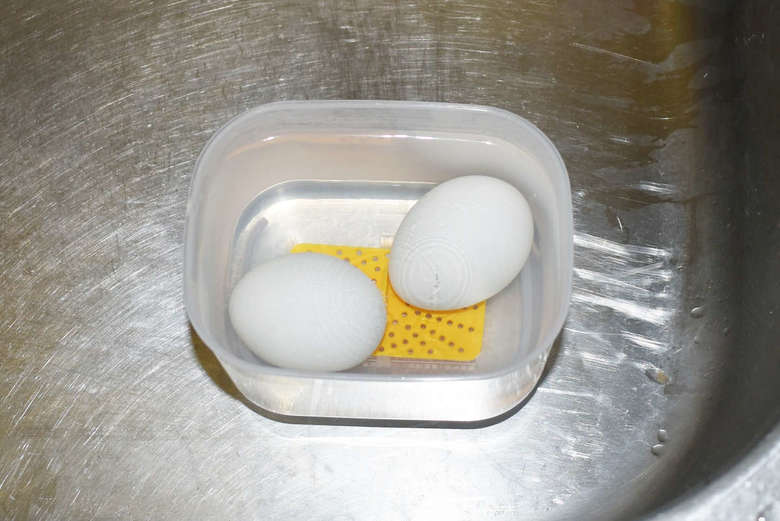 セリアのおすすめキッチン用品「本格温泉たまご器」を使用している画像