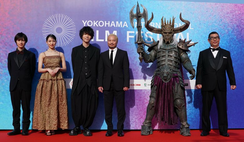 横浜国際映画祭のレッドカーペットで出演者らと