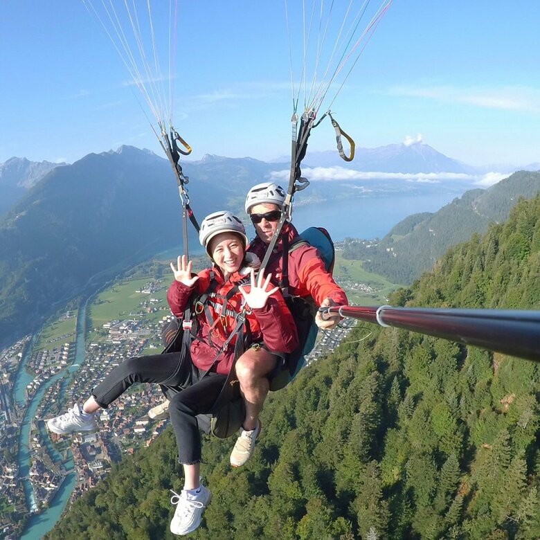 スイスでパラグライダーに挑戦した宇賀さん。見下ろす景色も壮大！