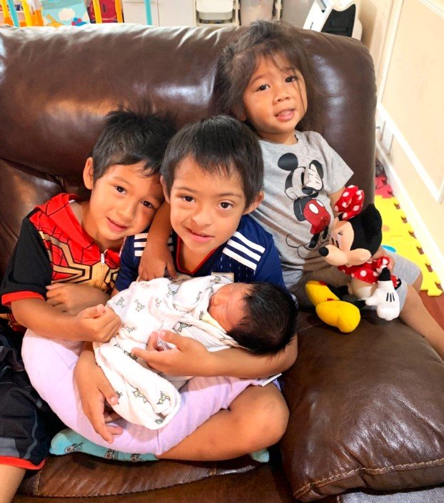 アンゲくんを抱くケンジくんときょうだいたち