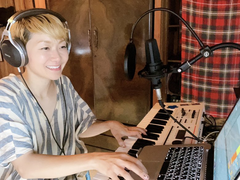 楽曲制作中の福岡さん