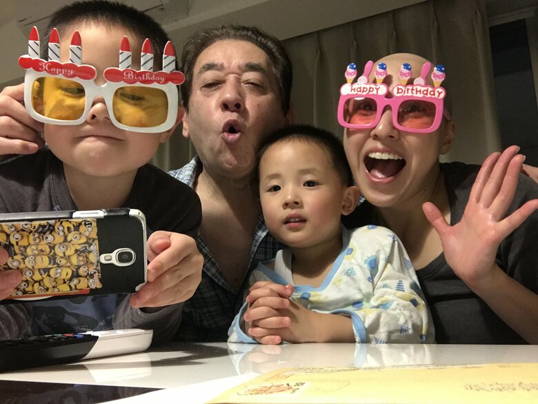 家族で誕生日イベント、今では家でも素頭で過ごす光子さん