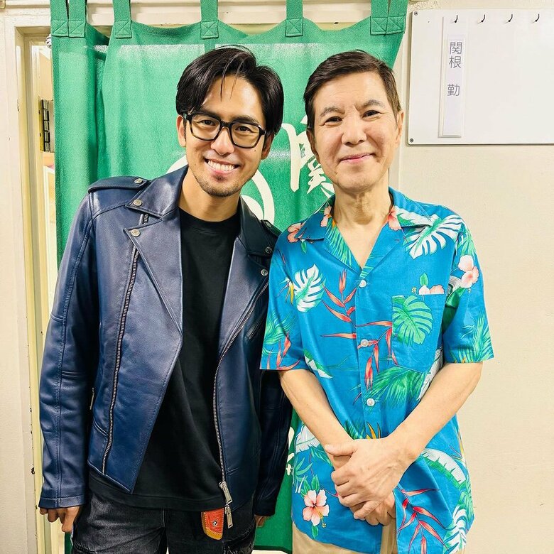 楽屋の前でリラックスした笑顔を見せるKさんと関根勤さん