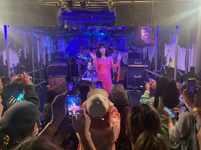 ピンクの華やかな衣装に身を包みファンから歓声を受ける純さん