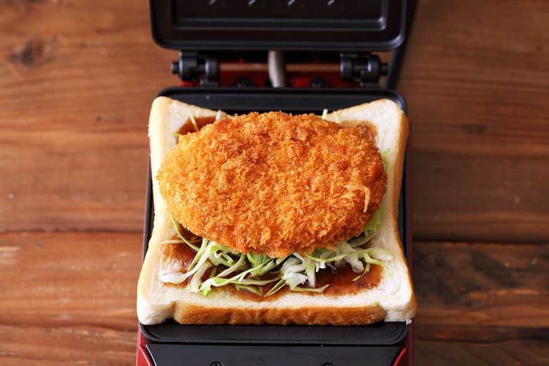 ホットサンドメーカーに③をセットする。②をのせたらカバーを閉じて焼く。