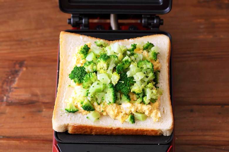 ホットサンドメーカーに③をセットする。もう1枚のパンをのせたらカバーを閉じて焼く。