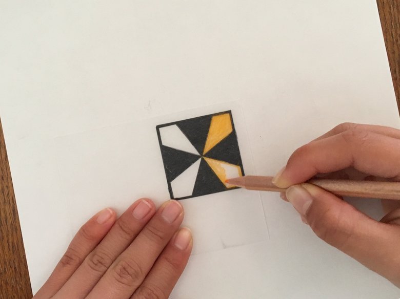 基本の作り方①〜②の要領で図案を描き写したら、プラバンを裏返し、白い部分をオレンジ色の色鉛筆で塗ります。基本の作り方③〜⑥の要領で、好きな雑貨に接着剤でプラバンパーツを貼ったら完成です。