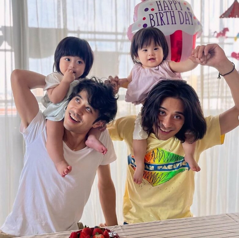 1歳の娘を肩車して満面の笑顔の斉藤祥太さん、慶太さん