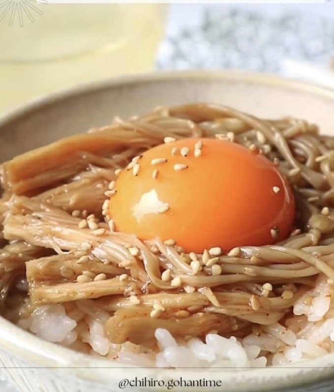 【作り方12】生卵を落とし、ゴマを散らせば完成！