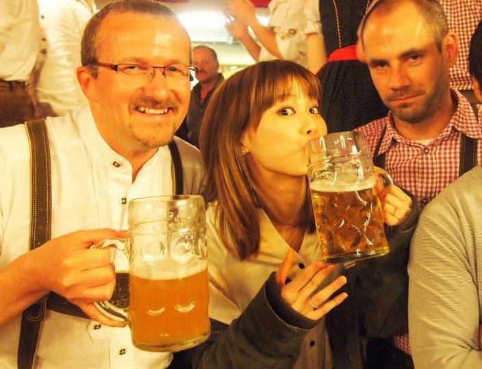 ドイツならでは！大きなジョッキでビールを飲む中村さん
