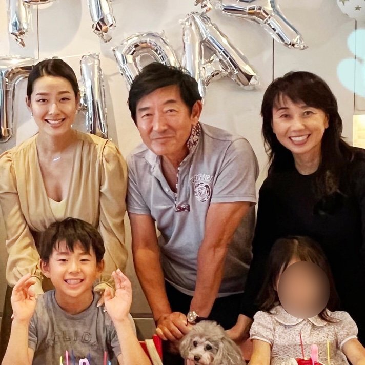 石田純一さんとすみれさん、子どもたちとお誕生日会での一枚