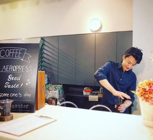 バリスタ時代　豆を挽く倉橋さん