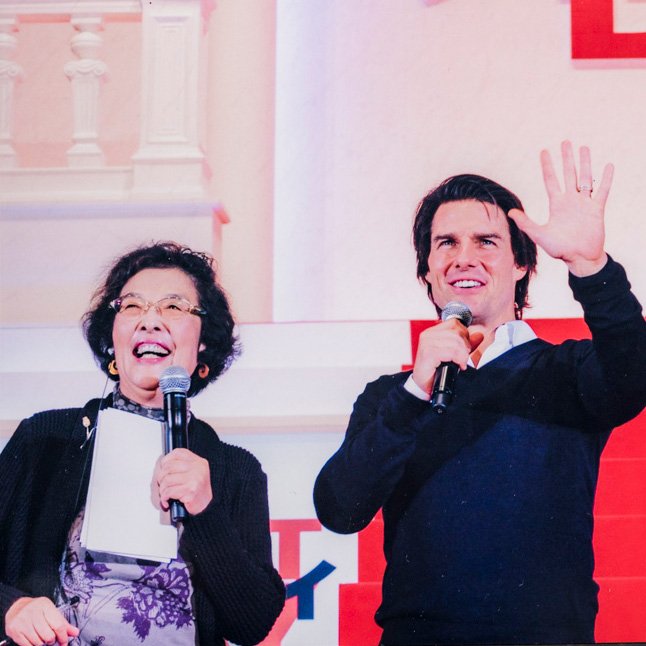 ハリウッド俳優のトム・クルーズさん（写真右）と長年通訳を務めてきた戸田さん（写真左）